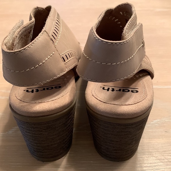 Earth shoes, Peep Toe, laser cut, adjustable strap. Pretty light tan Sz 7.5M - Picture 5 of 9